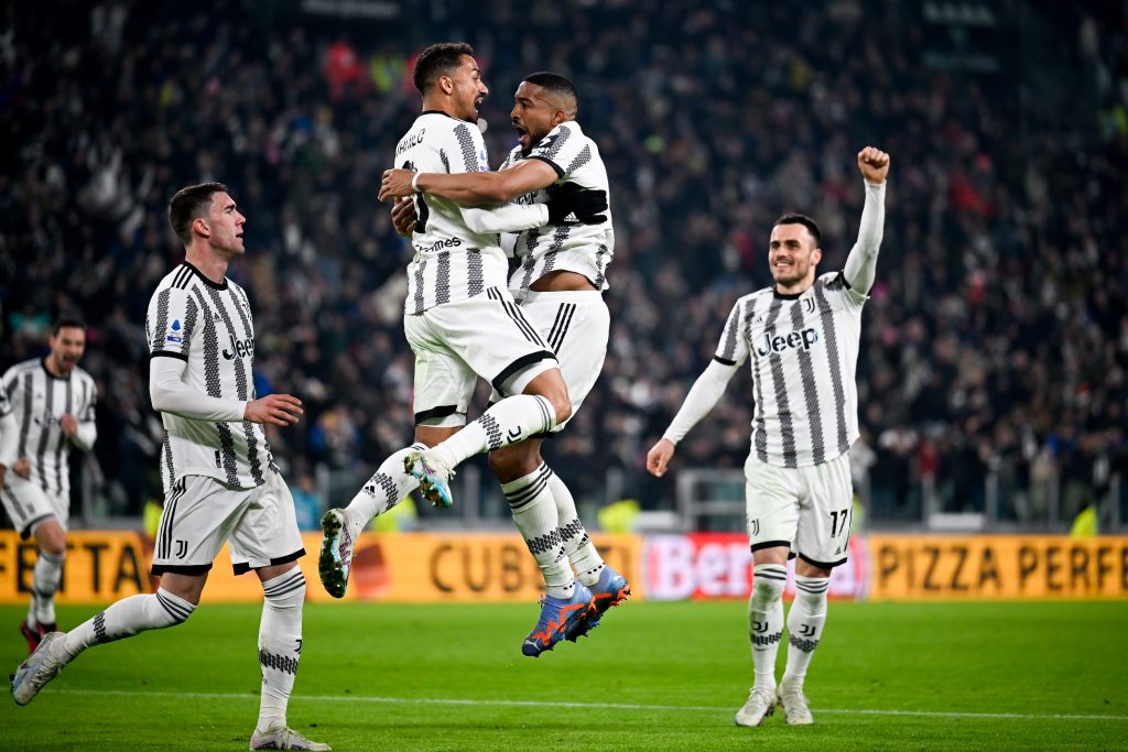 I calciatori della Juve festeggiano il gol di Bremer nel derby della Mole
